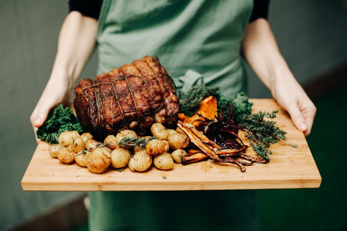 Propuesta gastronómica del chef acompañada de vegetales y salsa