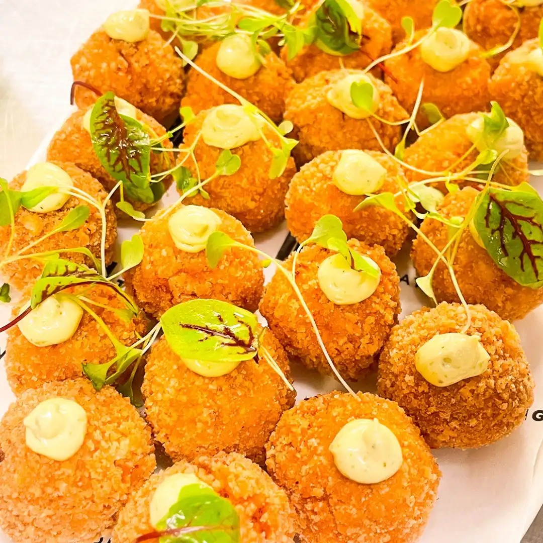 Aperitivo elaborado con ingredientes de estación y hierbas recién cortadas